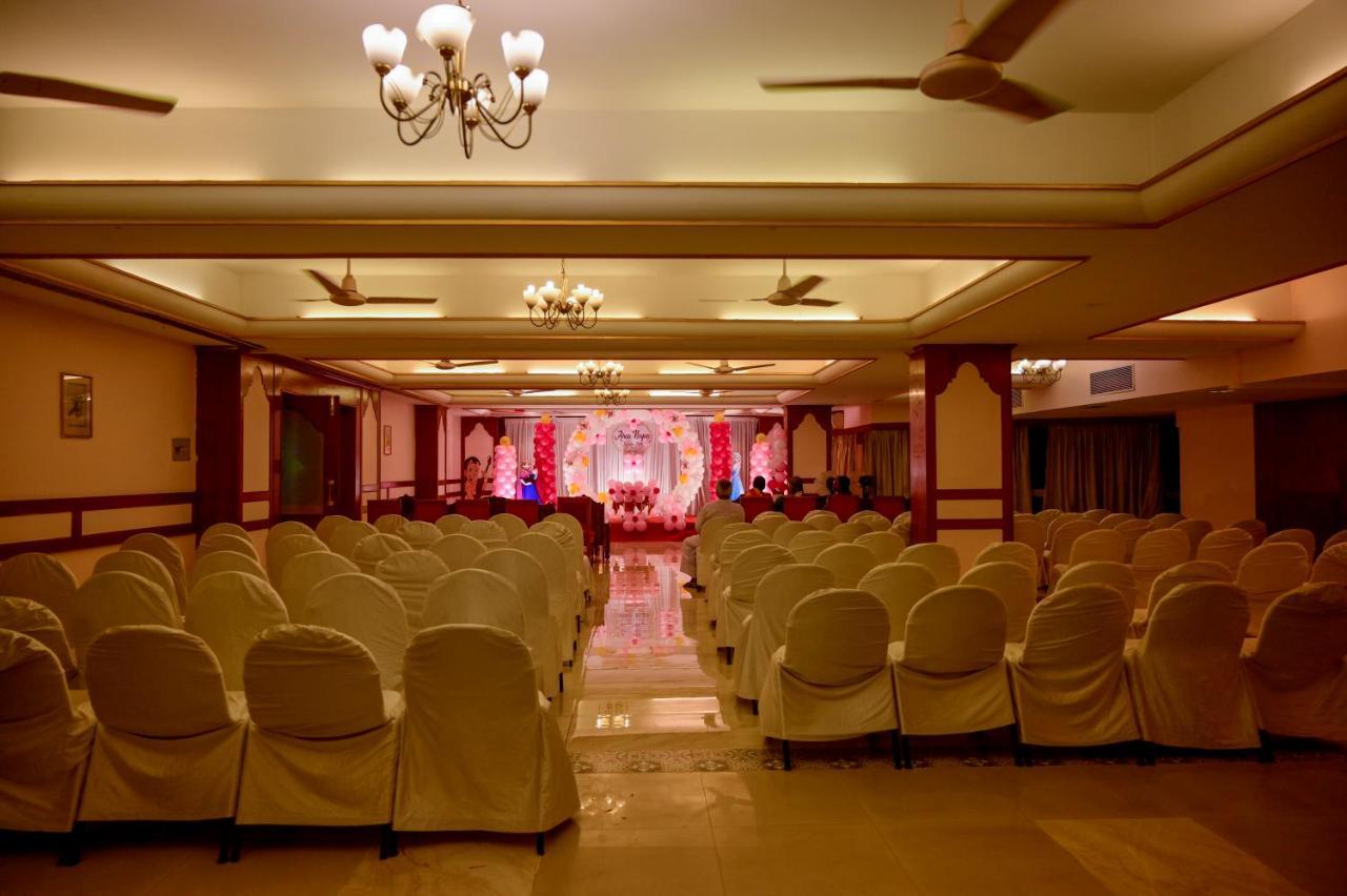 Maya'S Kings Kourt Mysore Buitenkant foto